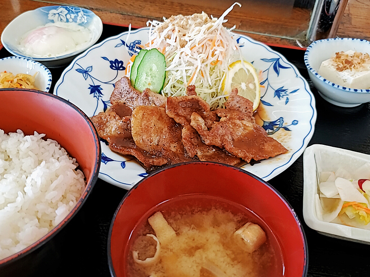 「焼肉定食」（1,000円）は小鉢群に囲まれた盤石の布陣