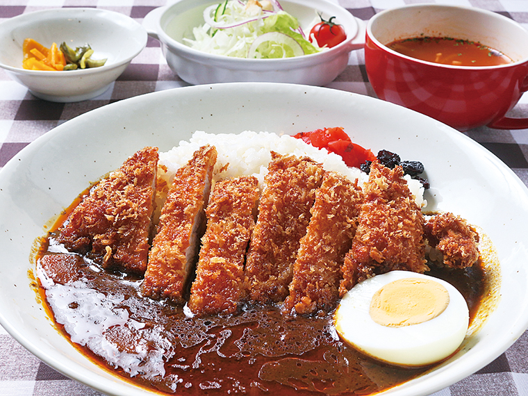 「ロースカツカレー」（850円）。サラダ、スープ付き。ライスの大盛り無料