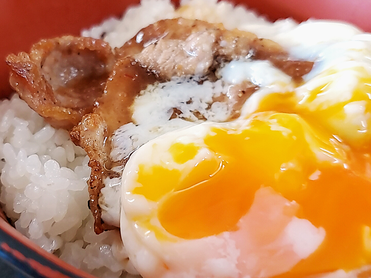 単品でも人気の温玉を焼き肉にオンして、あつあつごはんで掻き込む幸せ