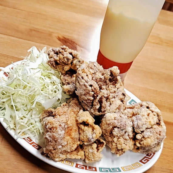 人気の「鳥唐揚げ」(450円)もさっくりジューシー。どのメニューにも添えたい逸品