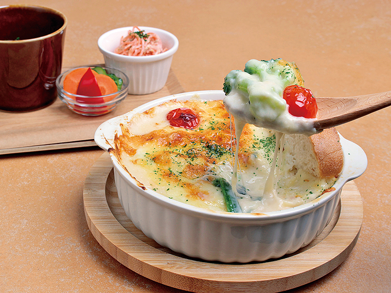 こんがりチーズの焼き目が食欲をそそる「チーズたっぷり野菜グラタン」(980円)