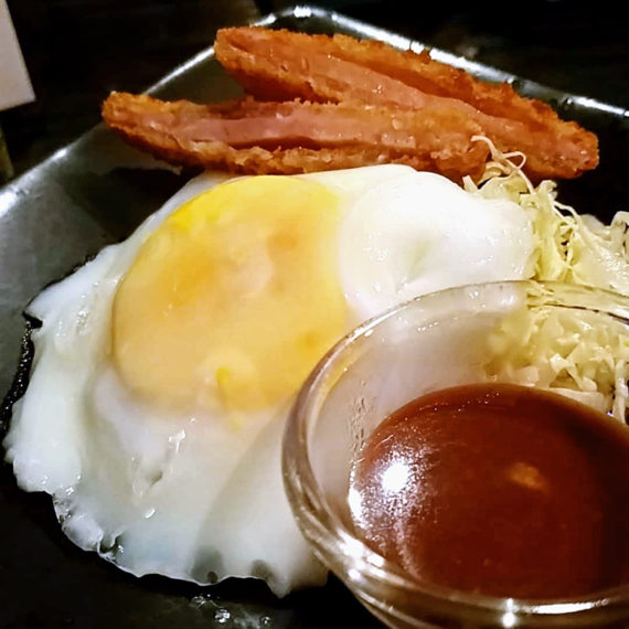 ハムかつ目玉焼きを添えて大衆的な組み合わせも（500円）