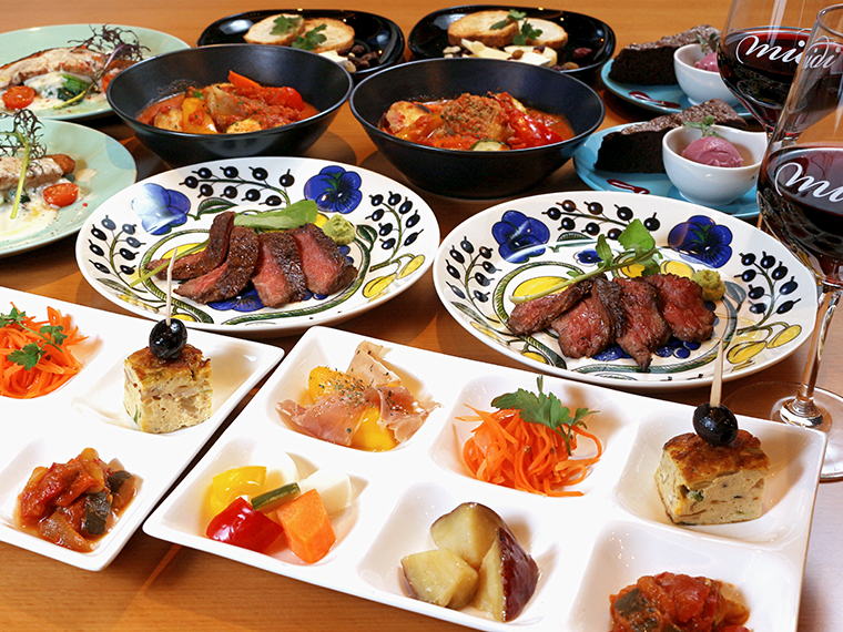 1周年記念特別コース(2人前・ワインは別料金)」。タパス(前菜)6種、魚料理、肉料理2種、チーズ、デザート付き