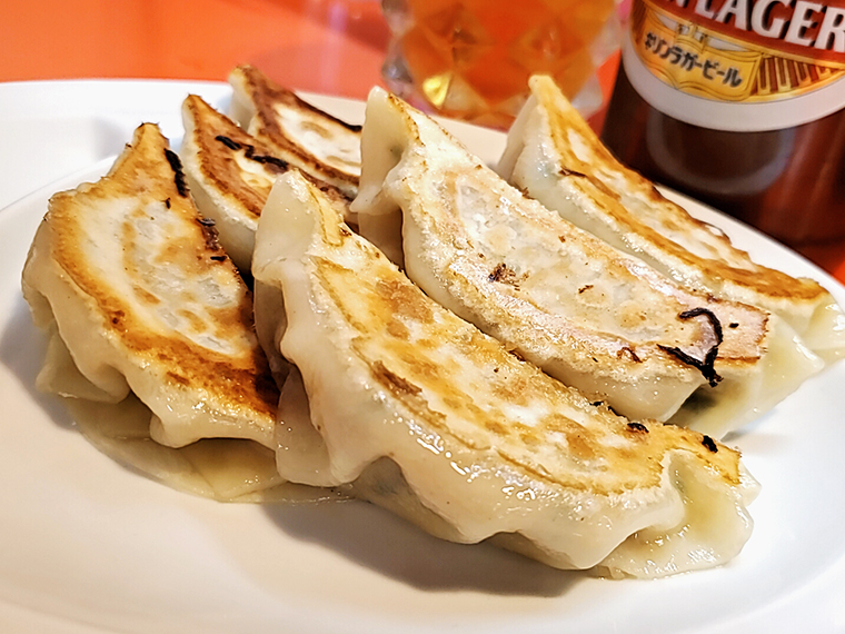 人気の餃子はビールにもごはんにも合う合う!!（6個400円）