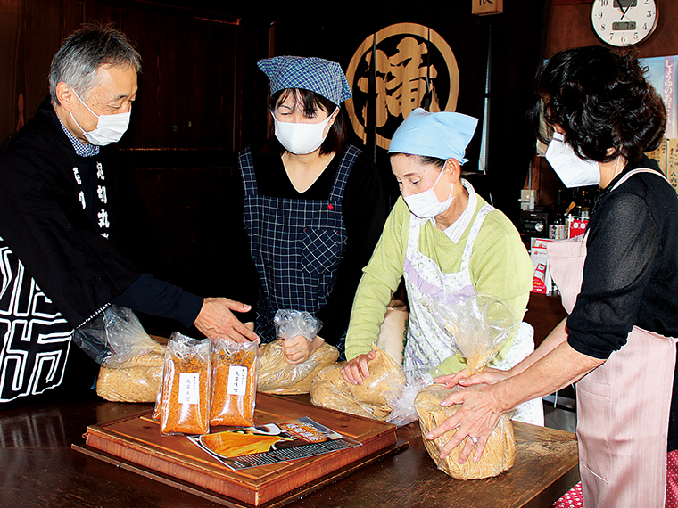 甘口でおいしい手作り味噌の講座は1人5㎏5,500円(材料費込み)・所要時間約60分。2人以上で予約の電話を。玄米こうじ味噌を作ることもできる