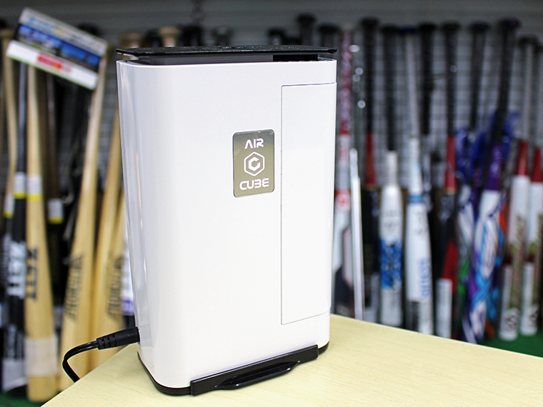 「エアバスター 家庭用」(70,000円・税別)。365gという軽さなので、出先に持ち運べるのもGOOD!