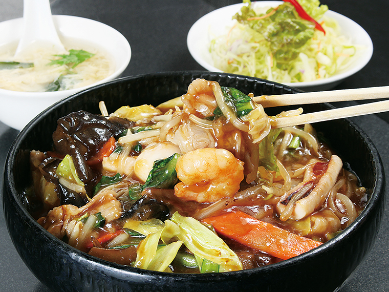 麺に絡んだアツアツ餡もたまらない!