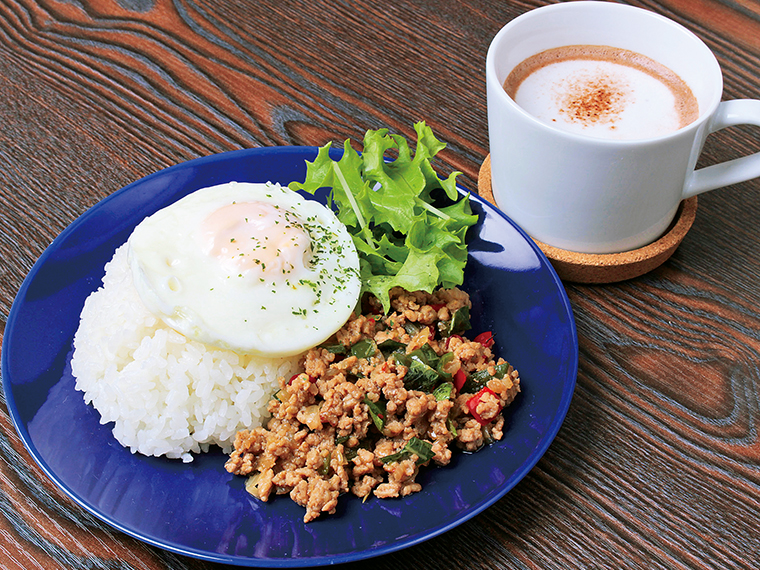 「カフェ＆バー」で食べられる「ガパオライス」（600円）と冬限定のココア（500円）。17時からはバーになり、中通りを中心に揃えた日本酒を味わえる