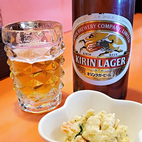 ビール大瓶（700円）にはうれしいお通しも