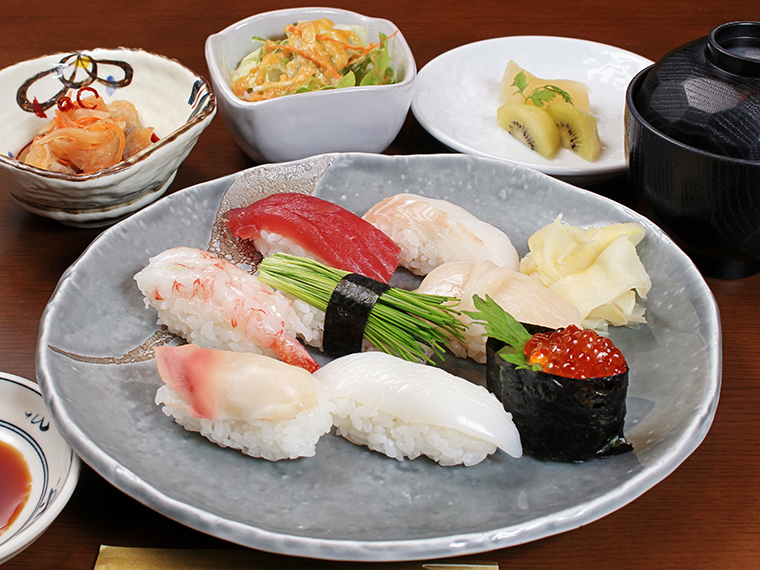「ふくふく」(2,200円)。セットがお得。自慢のすしは1貫88円~