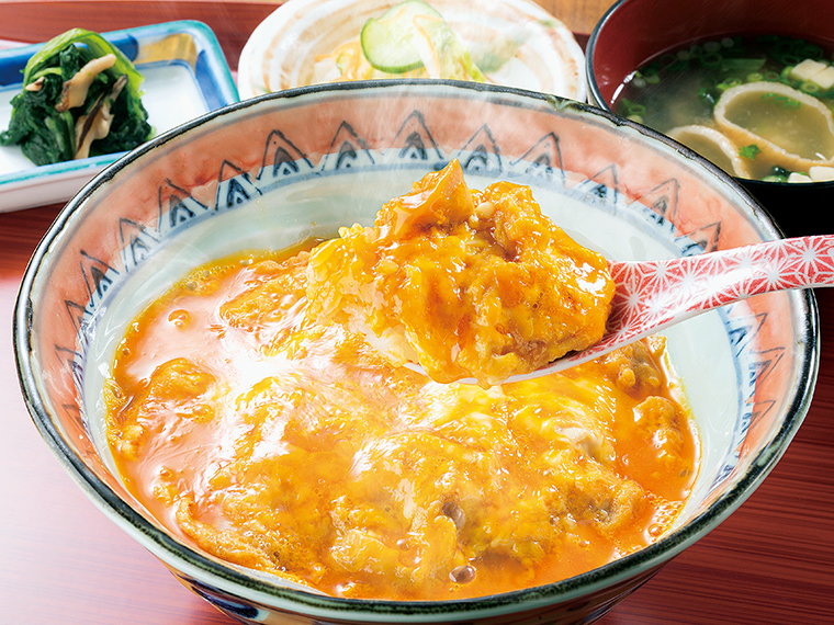 『あじせん楓亭』（川俣町）の「川俣シャモのぶっかけ親子丼」