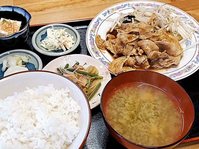 ソースライクな酸味のオリジナルなタレがおいしい「焼肉定食」（850円）は、もやしの食感もたまらない