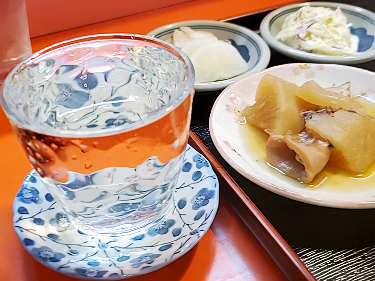 充実の小鉢には、冷酒(コップ一杯400円)を合わせずには居れません