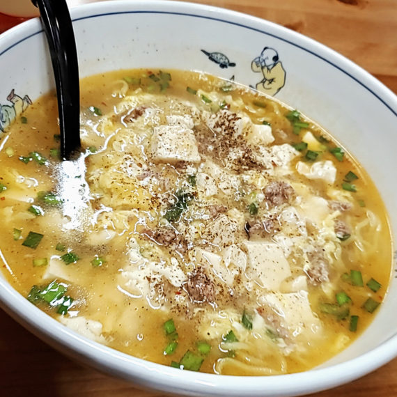 麻婆のとろみと心地よい豆腐の柔らかさに包まれたい時は「塩マーボラーメン」（800円）