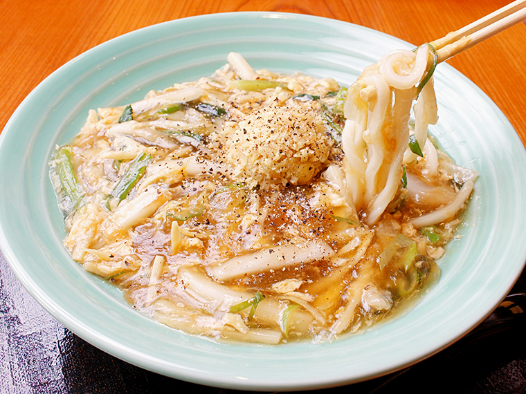 「生姜と野菜の玉子あんかけうどん」（880円）