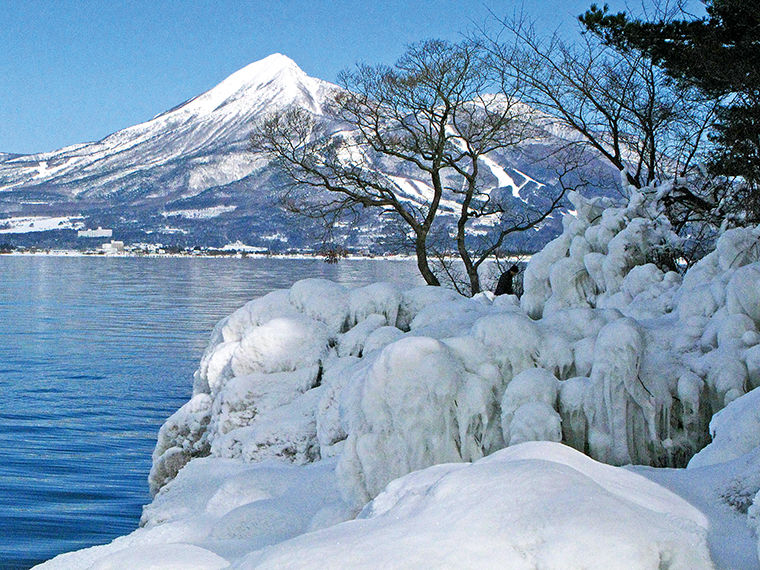 「しぶき氷」（見頃：1月中旬～2月頃）。真冬に現れる氷の芸術。不凍湖ながら気温は氷点下10度まで下がる猪苗代湖だから見られるものだそう