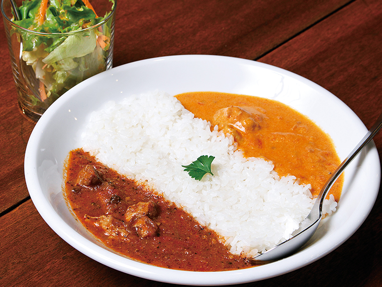 おすすめは「カレーダブル」(1,100円)。「バターチキンカレー」と「ポークビンダルー」のあいがけになっており、店長がオリジナルで調合したハーブが香る