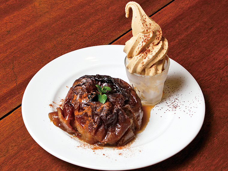 「焼きリンゴ ミニソフト添え」(650円)。あま~いリンゴとほろ苦いチコリソフトクリームの相性抜群!