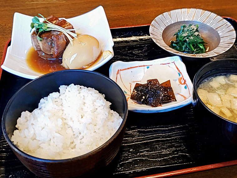 こちらも過去にいただいた「豚の角煮とそばの定食セット」（1,200円）。こちらも蕎麦付き