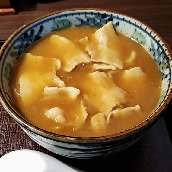 目当てのお客さんも多い「カレー南蛮うどん」(900円)