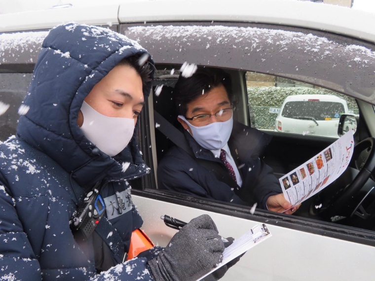 前回開催の様子。福島市・木幡市長も商品の購入と激励に来場した