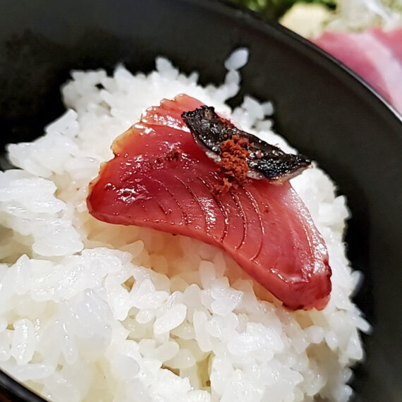 ライスにオンして炙った皮をのせたら、さらに追いガーリック!