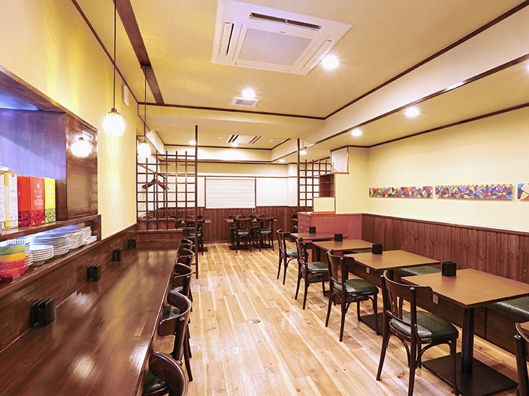 店内は昔ながらの喫茶店のような居心地のよい空間