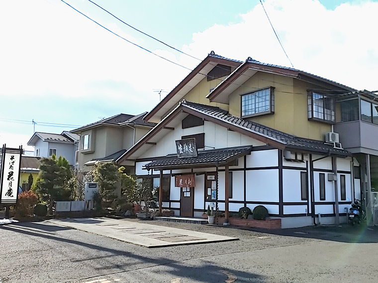 青空に映える白壁の佇まいは蕎麦が食べたくなるビジュアル