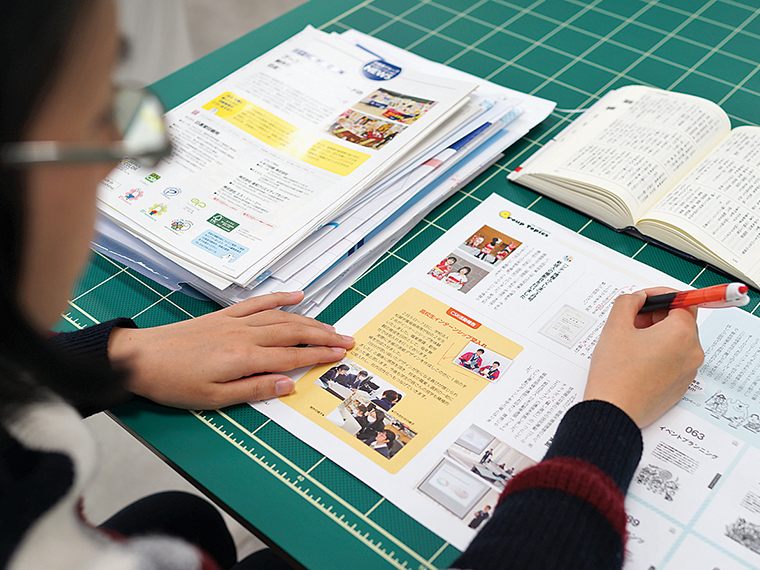 企画、取材、 原稿執筆、校正などを中心に行う編集制作課。顧客とコミュニケーションを図りながら、精度の高いものづくりを行っている