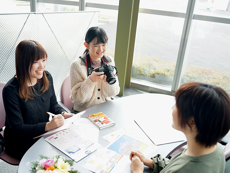 印刷物の制作の入口にあたる編集、デザイン工程。顧客と連絡を密に取り合いながら仕事を進めている