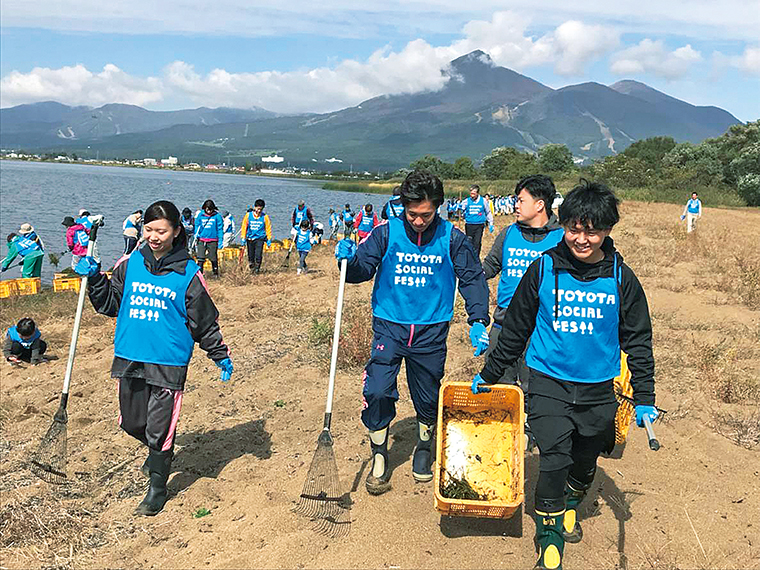 猪苗代湖と四倉海岸(いわき市)できれいな水辺を守る活動「トヨタソーシャルフェス2019」に参加。環境保全活動にも力を入れている