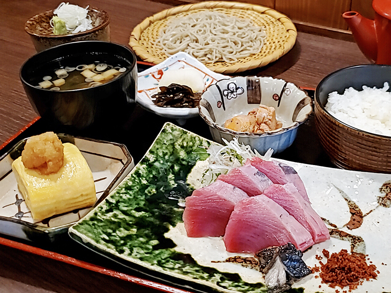 「鹿児島産ヤイトカツオの刺身とおそばの定食セット」(1,200円)※定期的なメニューの変更あり