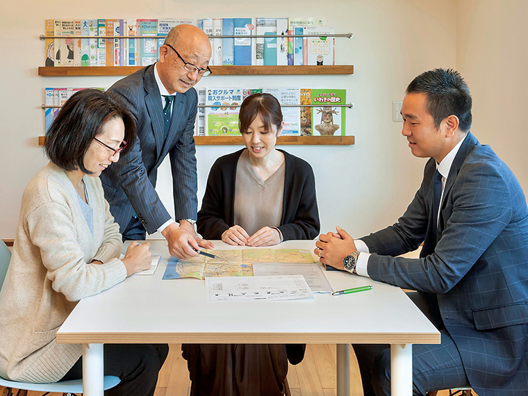 子育て経験のある社員が多いこともあり、自然とお互いをサポートし合う社風ができあがった