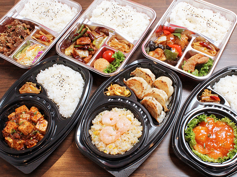 手前・左から、麻婆豆腐弁当756円、えびチャーハン&餃子弁当842円、えびチリ弁当842円、奥・左から、牛肉炒め弁当842円、とり肉辛炒め弁当756円、酢豚弁当756円