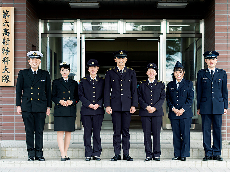 写真左から海・陸・空とそれぞれ個性のある制服姿