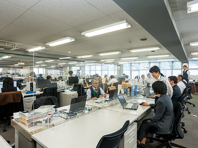 土・日曜祝日は休みで、残業は月平均17時間。有休奨励日を使えば長期の休みも可能になり、オンオフの切り替えがしっかりできるのも魅力だ