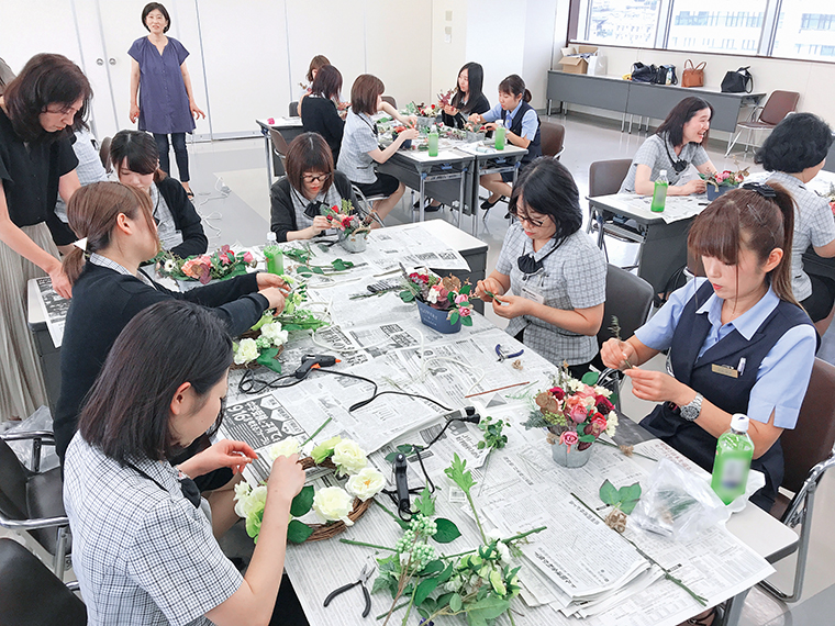 女性社員を対象に開催されている女性セミナー。活動を通じて親睦を深めている