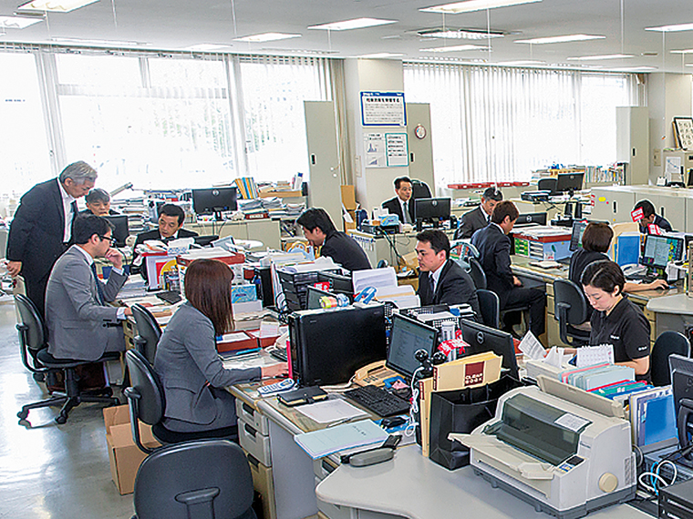 活気あふれる『日進堂印刷所』の営業フロア。役職や年齢、性別などに関係なく和気あいあいとした雰囲気