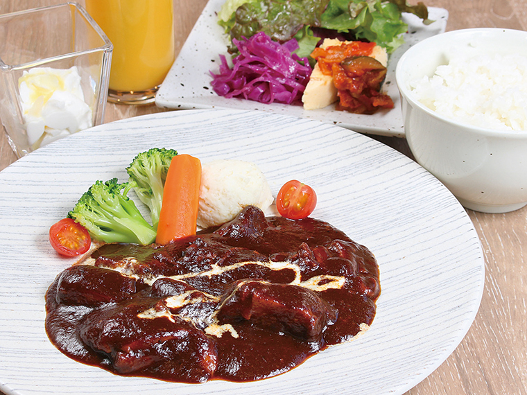 「じっくり煮込んだとろとろ特製ビーフシチュー」(1,500円)※ライスorパン付き、11時〜14時はサラダ・ドリンク・デザート付き