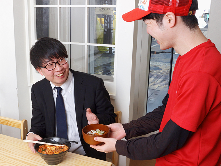 なんと、辛麺をさらに進化させるのは麻婆豆腐（+220円）。“辛×辛”が生み出すハーモニーをご堪能あれ