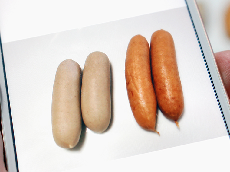 いつも食べているウインナー(右)より白いのがパルシステムのもの。こんなに色が違うものなの~?