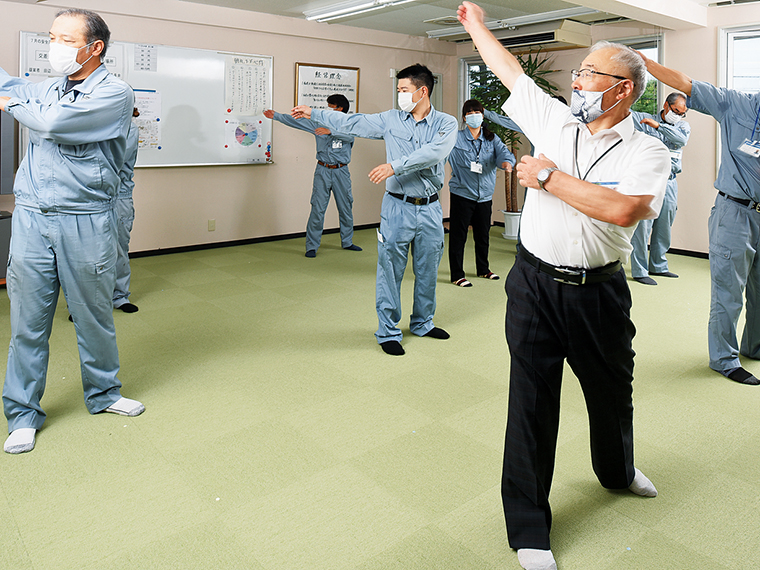 毎朝の朝礼前に行っているラジオ体操。動きにメリハリを付けて行うことで、ケガの予防に役立てている