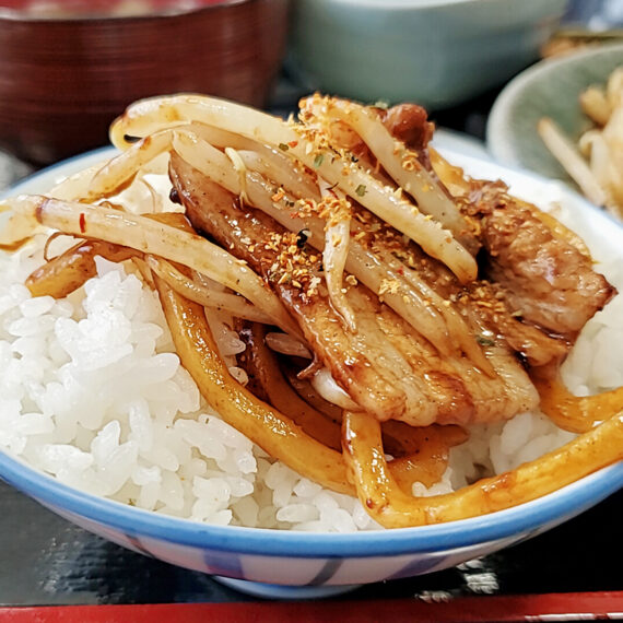 定食の醍醐味、焼きそばをごはんに乗せて、祭り開催