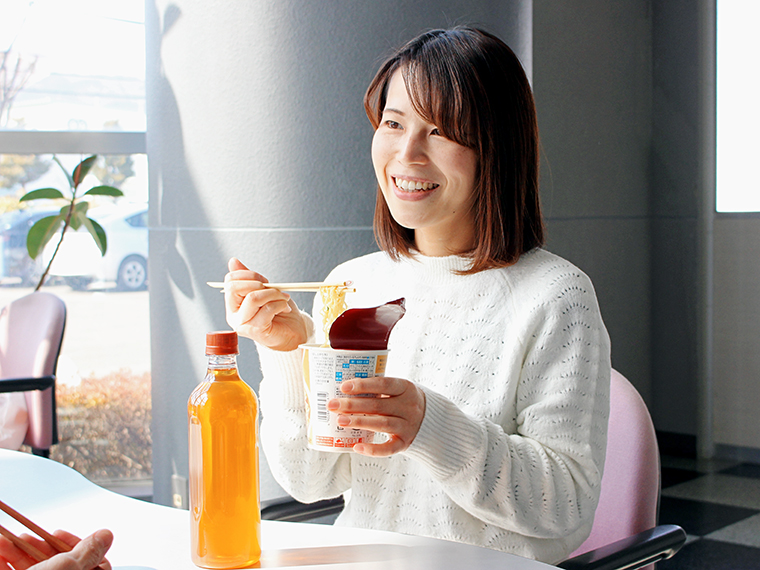 すぐ食べられるし、化学調味料や添加物は身体に良くないってわかってても（おい！）…幸せ～！いつものランチに大満足のCJ編集スタッフ・みっこ