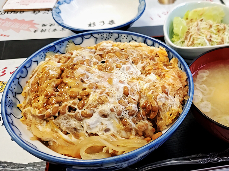 「必勝かつ丼(1,100円)」は、ビタミンB1やタンパク質なども摂れるスーパーなカツ丼
