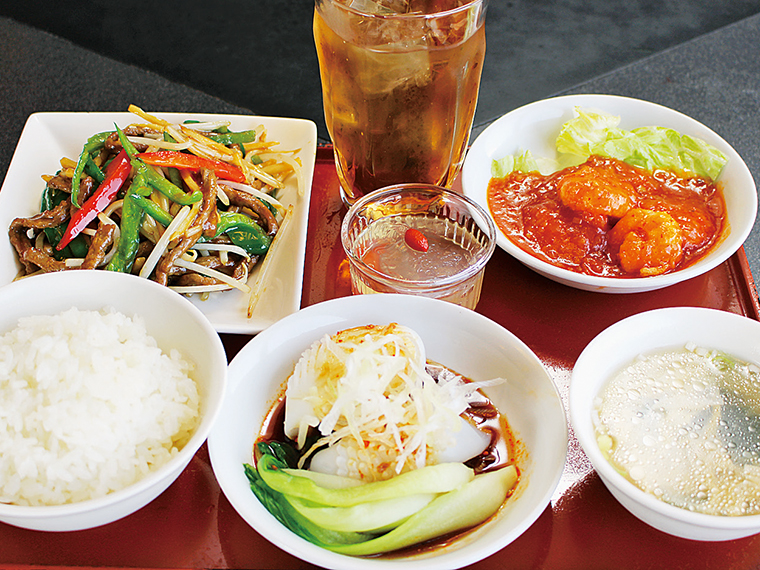 「おもてなしランチ」(1,000円)。イカのオイスターソース・青椒肉絲・エビチリ・スープ・ご飯・デザートのセット。ご飯のおかわり無料!3種のおかずと一緒にいっぱい食べて午後への活力にしよう