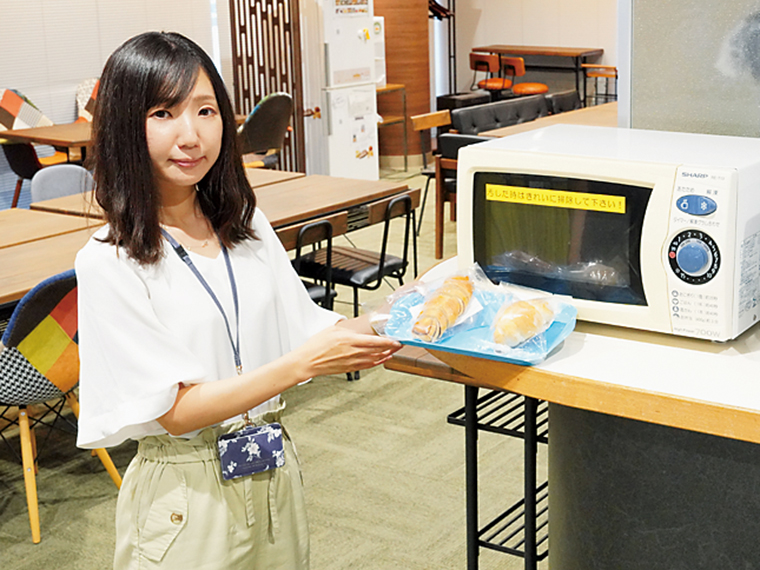 社員食堂に設置された冷蔵庫には、お総菜やご飯、冷凍パンを常備。社食サービスを導入しており、バラエティ豊かなお惣菜が月替わりで配送される。一品100円（キャッシュレス決済も可能）で手軽に利用できるため、昼食に1品追加したり、夕食のために購入したりと社員にも人気