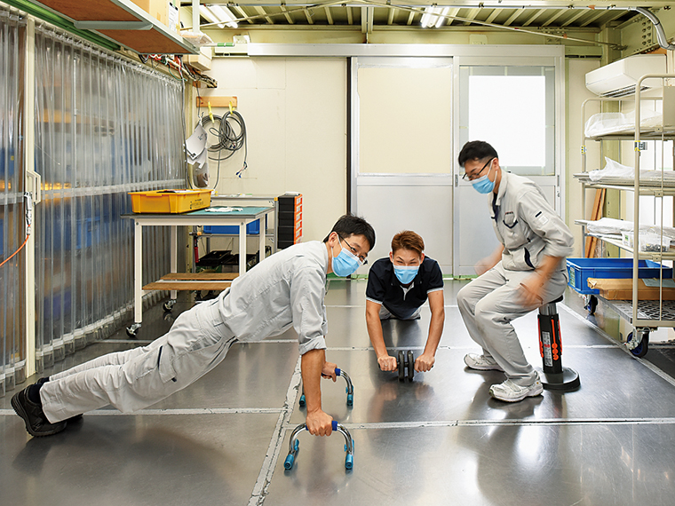 昼休みの筋トレ風景。トレーニングの目的に応じた器具が多数揃う。暑い日、雨の日など、昼休みに歩けない状況の時は、この取り組みが運動不足・ストレスの解消につながっている