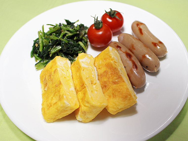 「定番商品」の卵を使った玉子焼きと炒めたウインナー。実は一緒に注文していたプチトマトや冷凍のカットほうれん草もいろどりに添えてみました!(ちょっとだけ工夫できたことに満足)