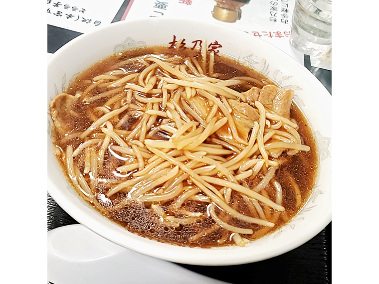 丁寧に下処理されたもやしと中細麺が、なみえ焼そばイズムを纏ったスープとよく絡む「サンマーメン」(800円)